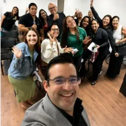Equipe comemorando o encerramento do treinamento