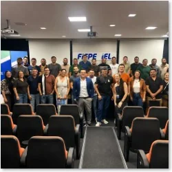 Plateia em auditório durante palestra corporativa