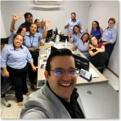 Equipe uniformizada reunida ao final de um treinamento