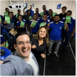 Participantes com o material do treinamento em mãos