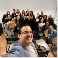 Turma reunida em sala de treinamento da empresa contratante